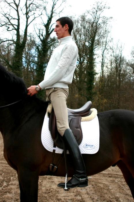 La photo date de l’époque où j’étais assez stupide pour monter sans casque. Néanmoins, elle montre bien la position debout sur les étriers et le ventre tiré vers l’avant. Photo par Emmanuelle Peppe ©